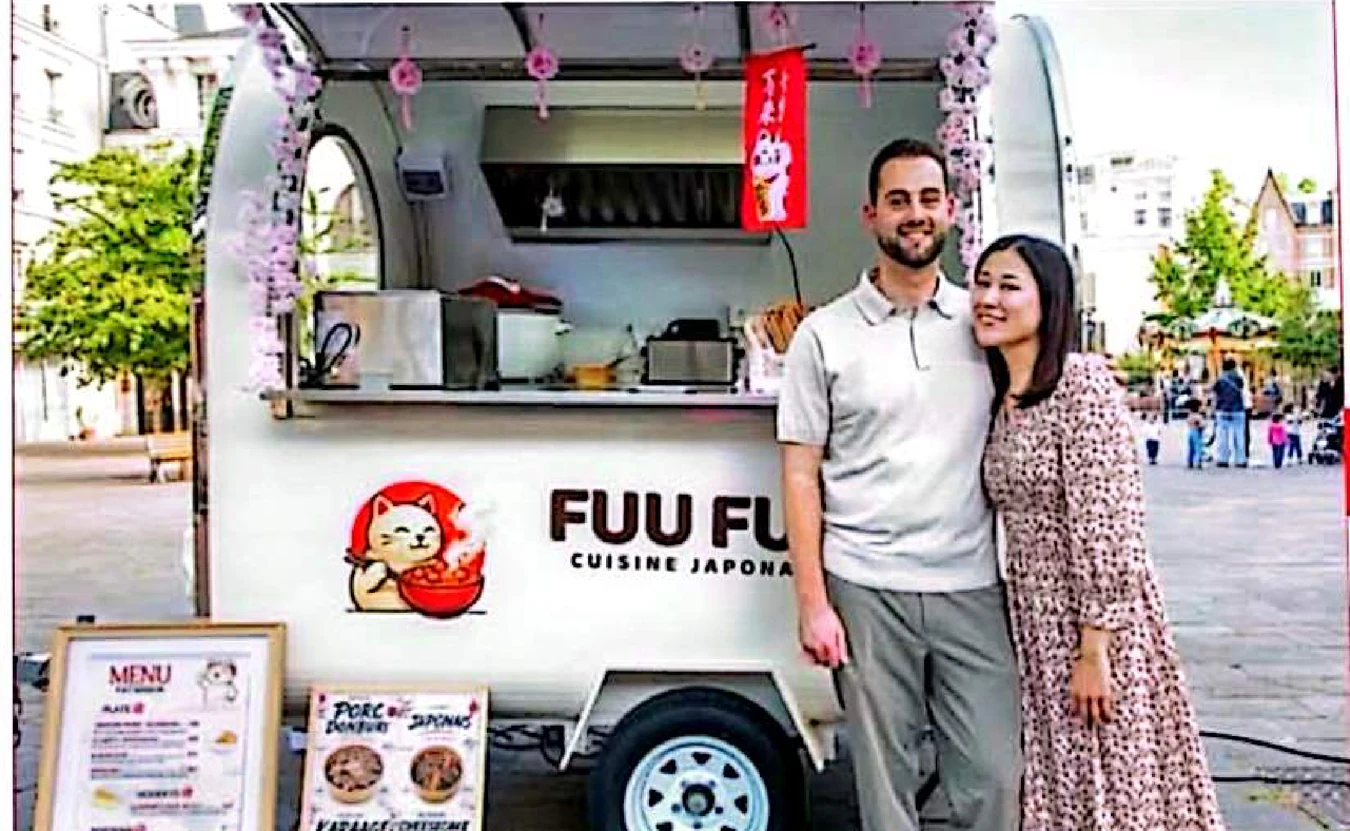 Les deux personnes devant leur vrai foodtruck FUU FUU