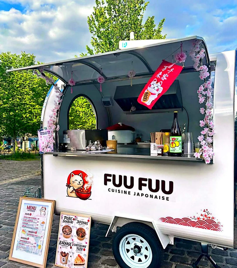 Le vrai foodtruck blanc FUU FUU décoré de fleurs de cerisier
